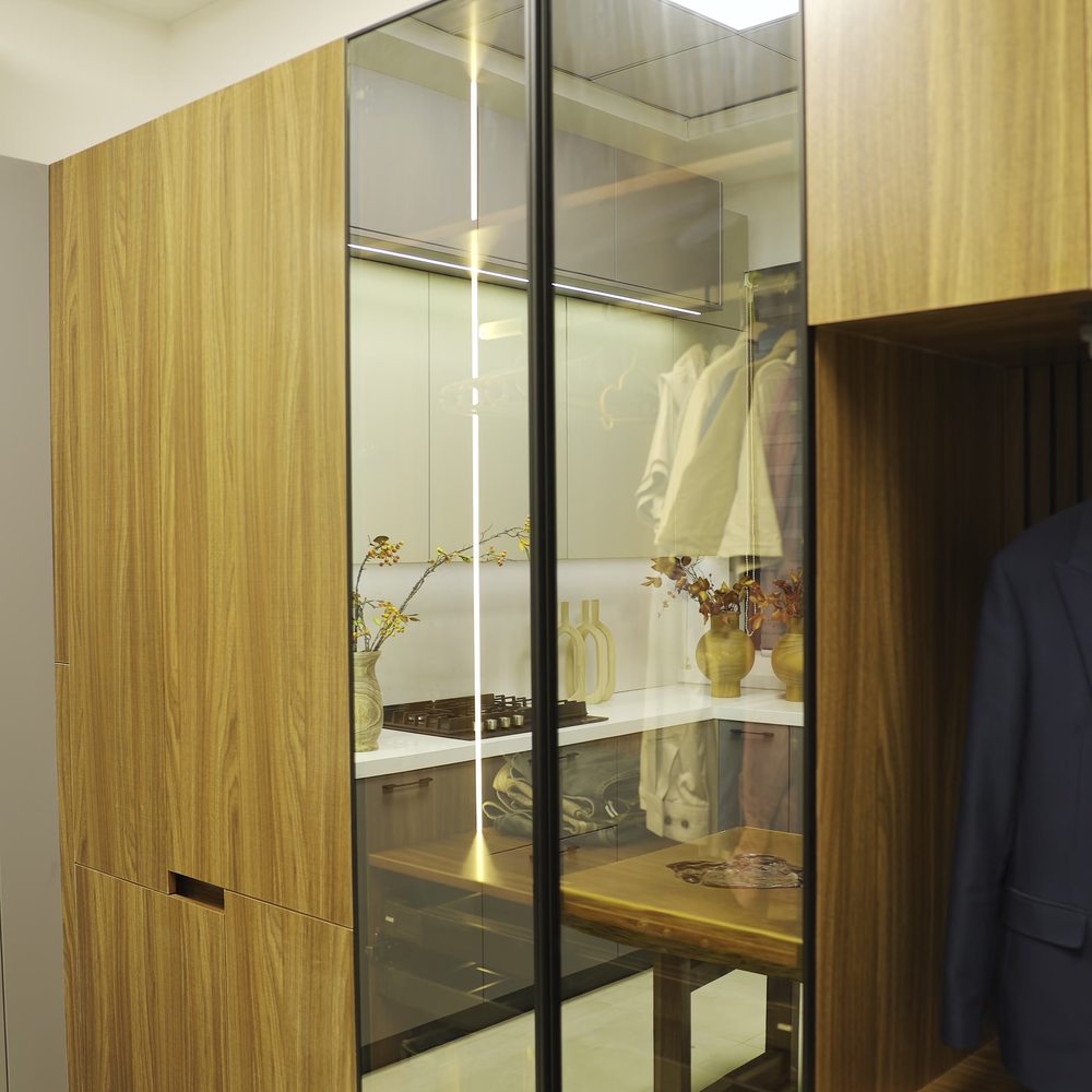 غرفة ملابس بأبواب زجاجية وإنارة داخلية